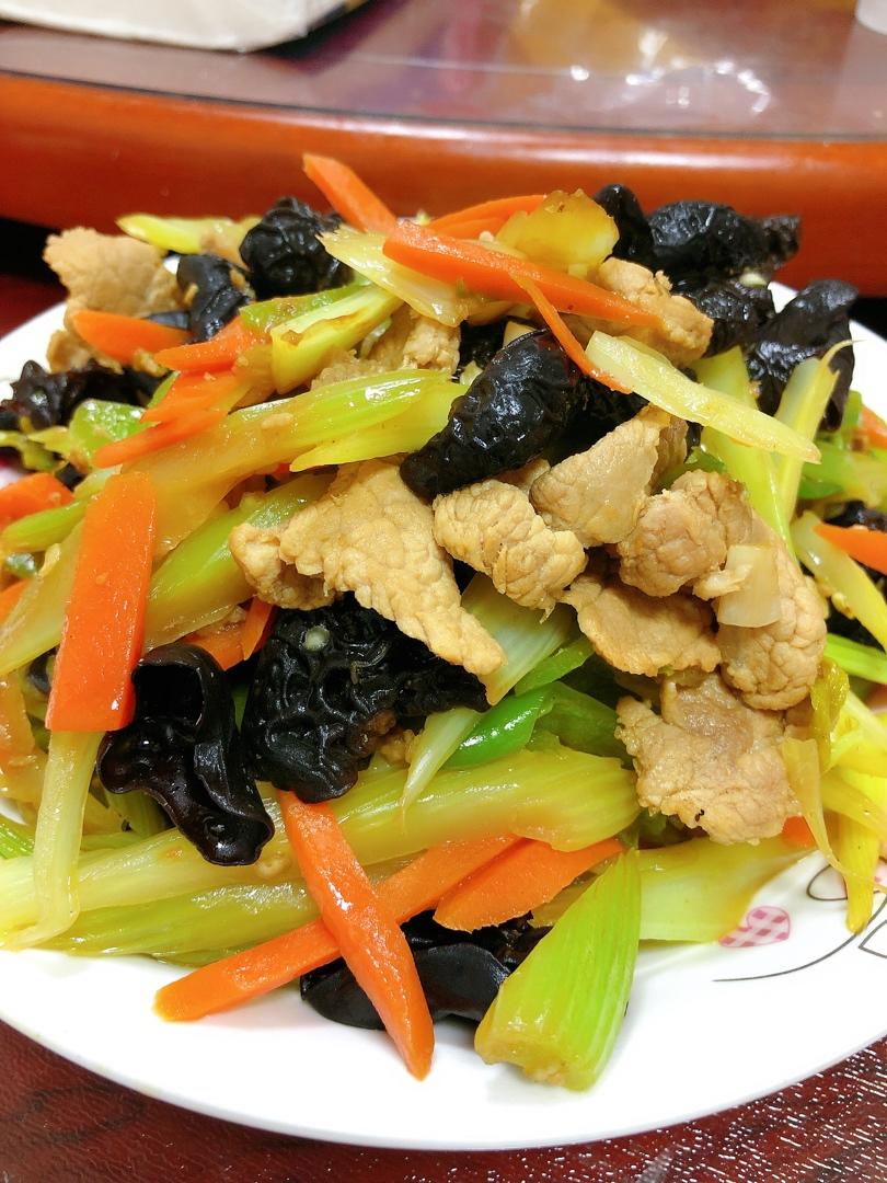 木耳芹菜胡萝卜炒肉