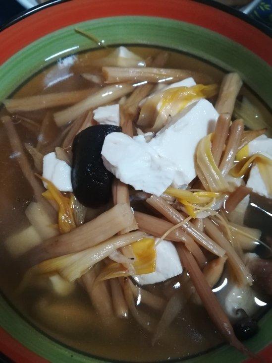 黄花菜香菇豆腐汤