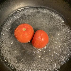 只需一步，不需要番茄酱也能做出浓郁汤汁的西红柿鸡蛋面的做法 步骤3