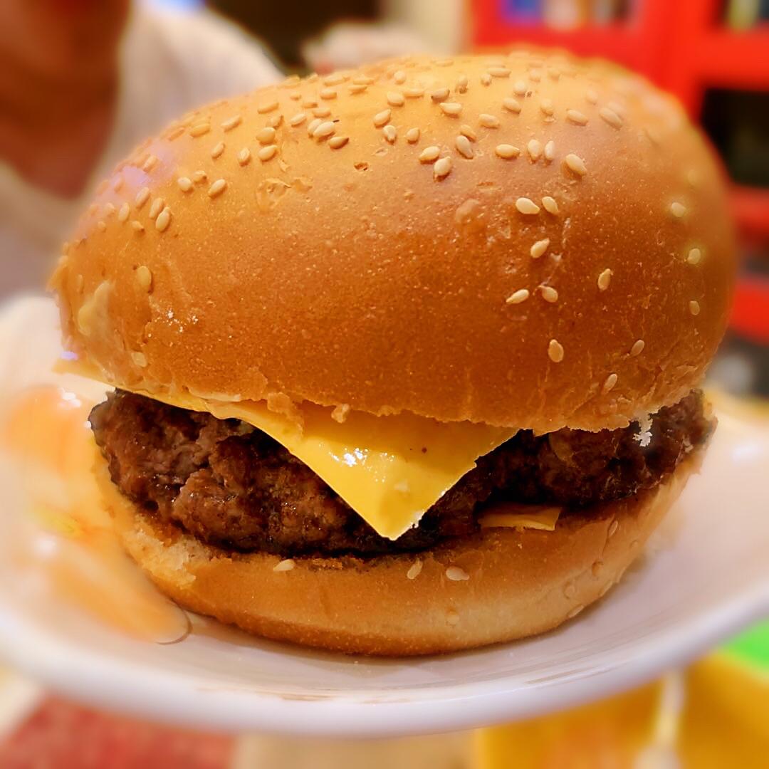 正宗的麦当劳双吉牛肉汉堡