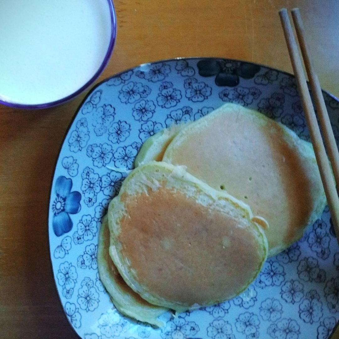 【减脂早餐】无油香蕉松饼（超简单）