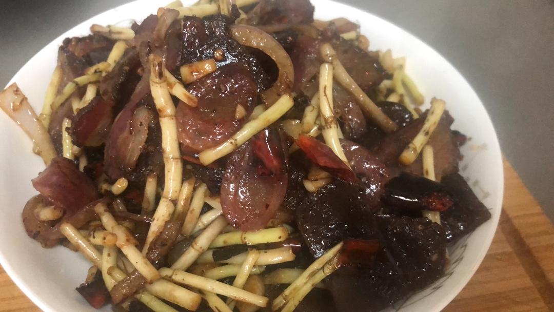腊肉炒蕨粑