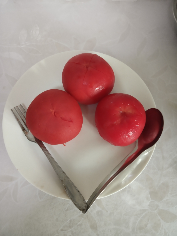西红柿巧去皮的三种方法