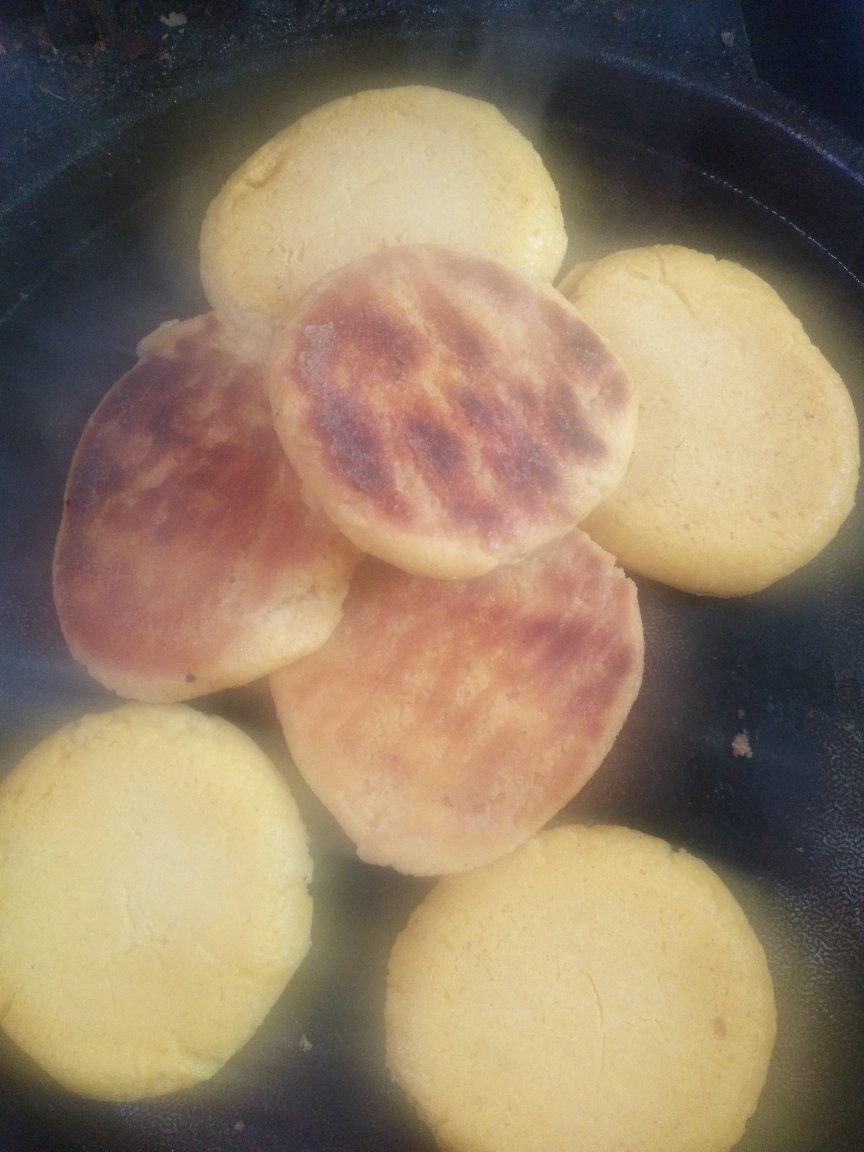 农家乐中的锅贴饼子（玉米饼子 大饼子）