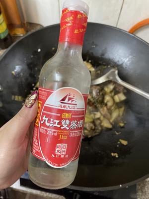 酸菜炒烧鸭的做法 步骤6