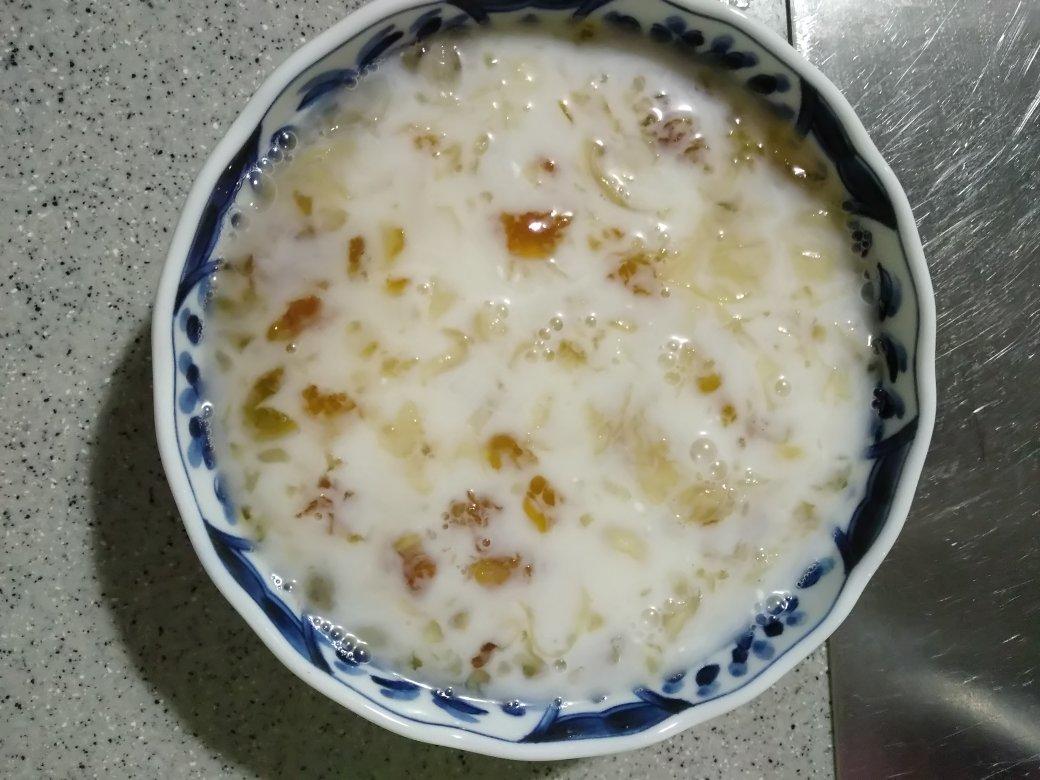 桃胶皂角米炖奶