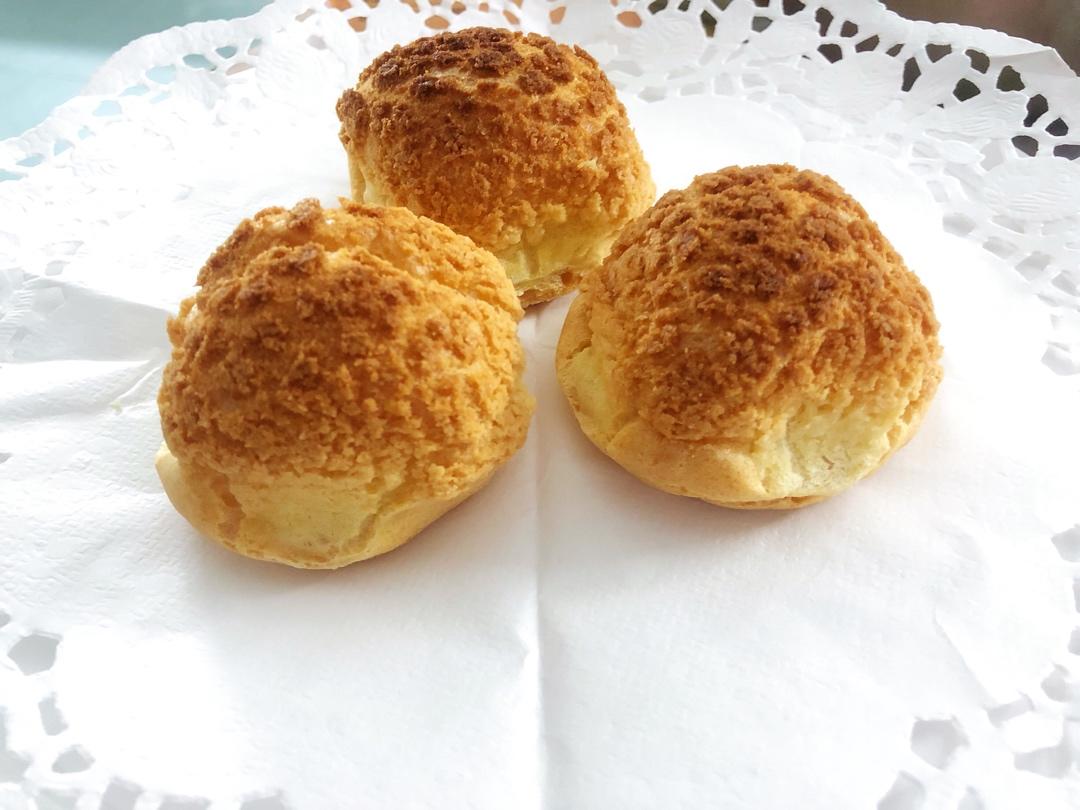 在家就能做的“卡仕达酱脆皮泡芙 ”鸡蛋 面粉 牛奶 油 白糖 烤箱就可以做 三种配方都给你 外面买一个家里可以做一堆