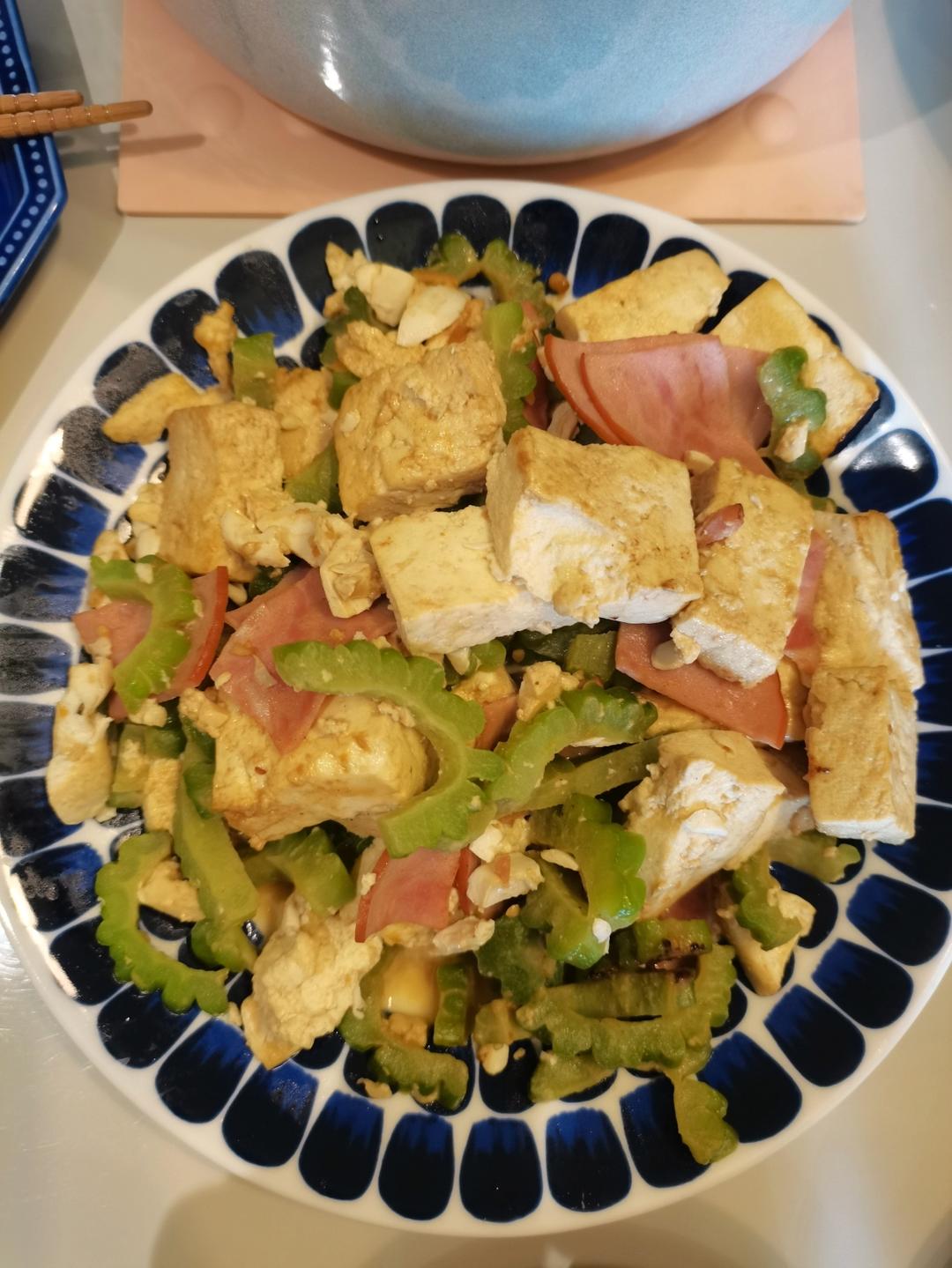 冲绳苦瓜炒物（五花肉老豆腐，火腿鸡蛋）