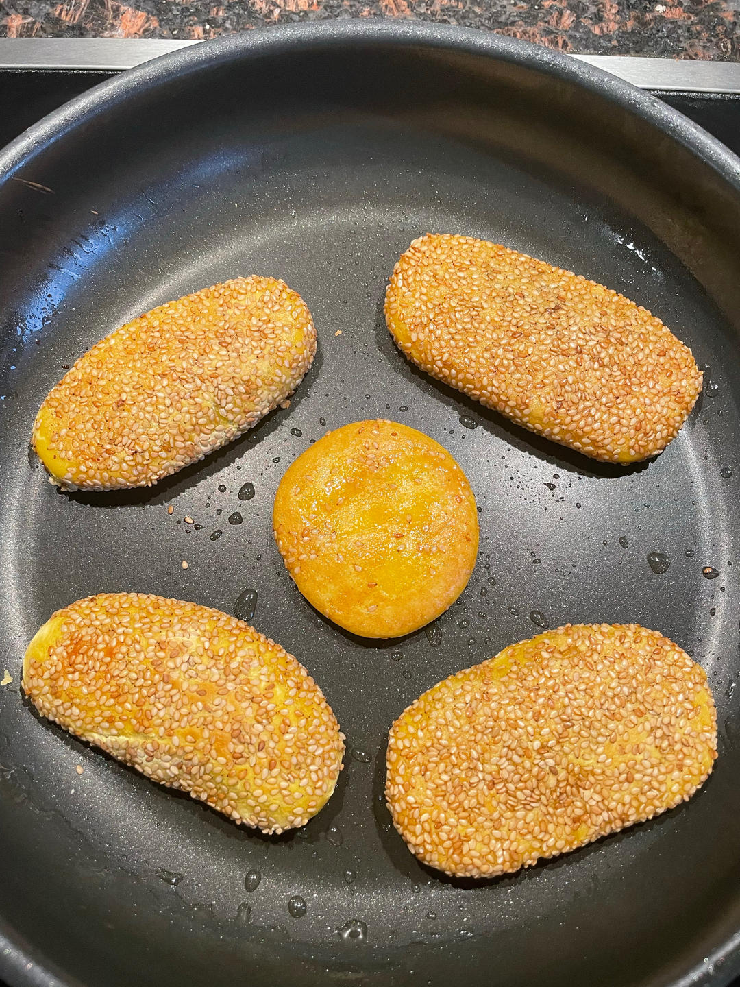 健康美味不上火、老少皆宜的蒸黄金冰皮南瓜月饼&附不需模具南瓜饼🎃压花视频