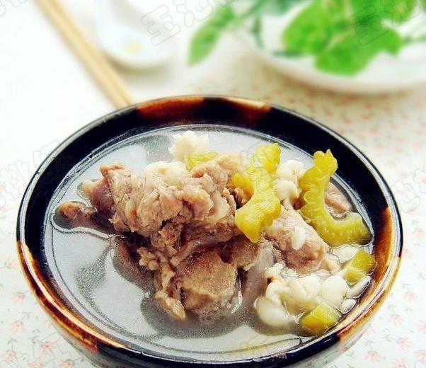苦瓜薏米骨头汤的做法
