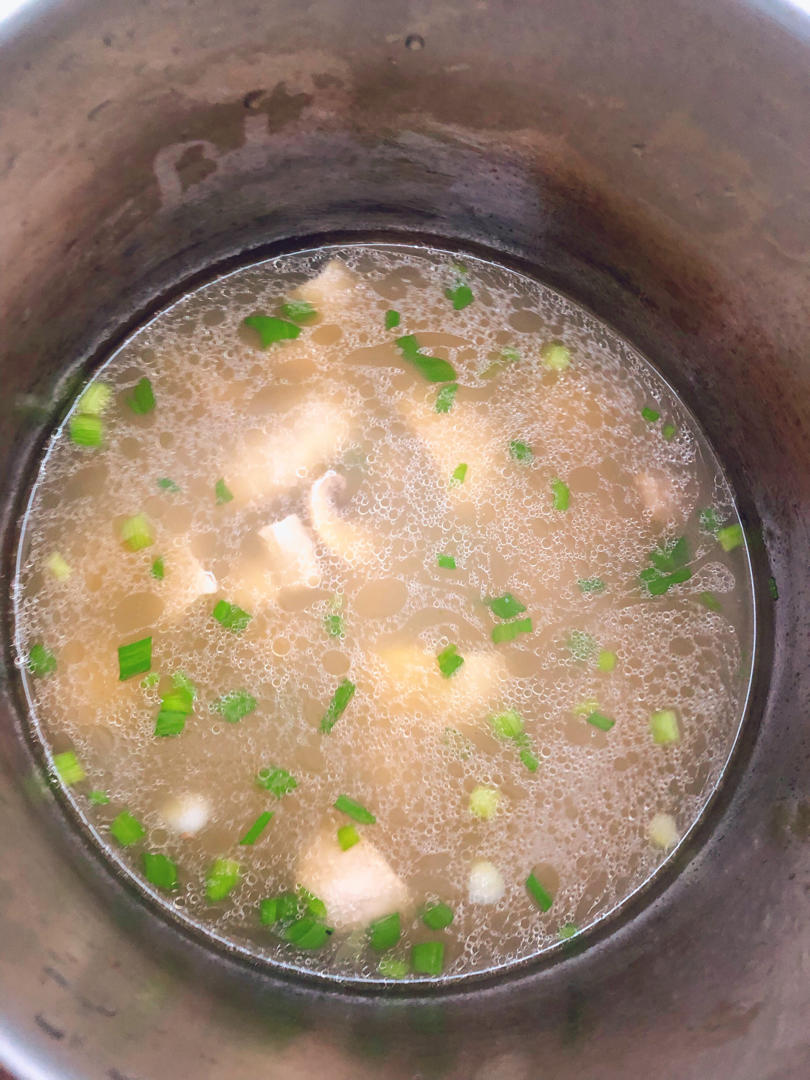 鲜掉眉毛口蘑汤