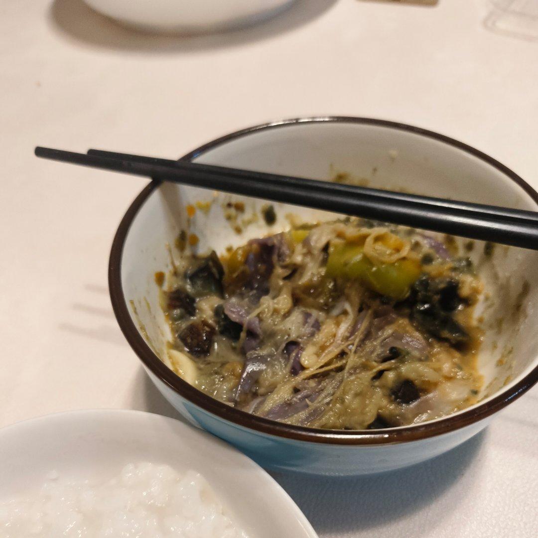 不要被它的外表吓到，吃一口会让你念念不忘辣椒擂皮蛋茄子