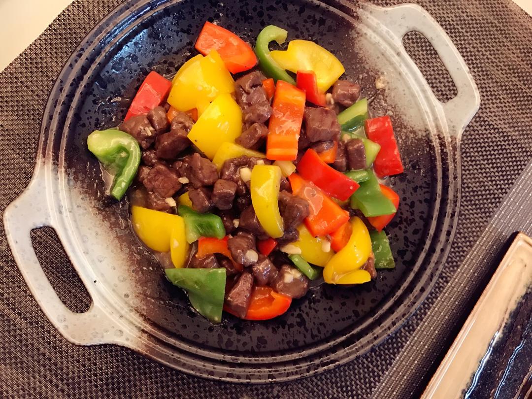 彩椒黑椒牛肉粒