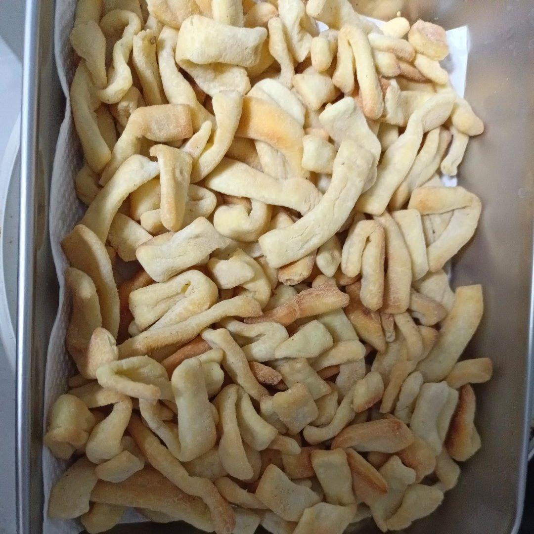两个鸡蛋一碗面粉，不添加，制作简单的炸面条