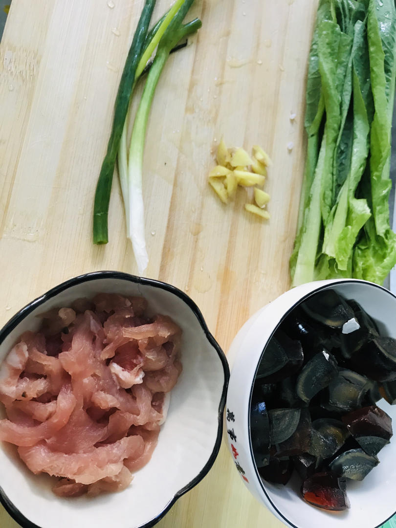 砂锅皮蛋瘦肉粥