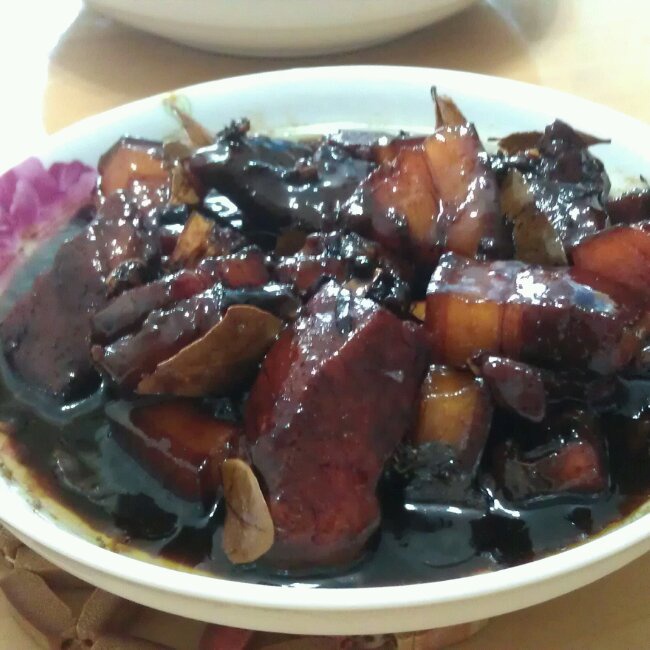 吃着碗里望着锅里的红烧肉