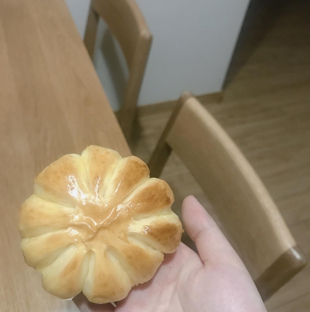 超软的奶香红豆沙面包
