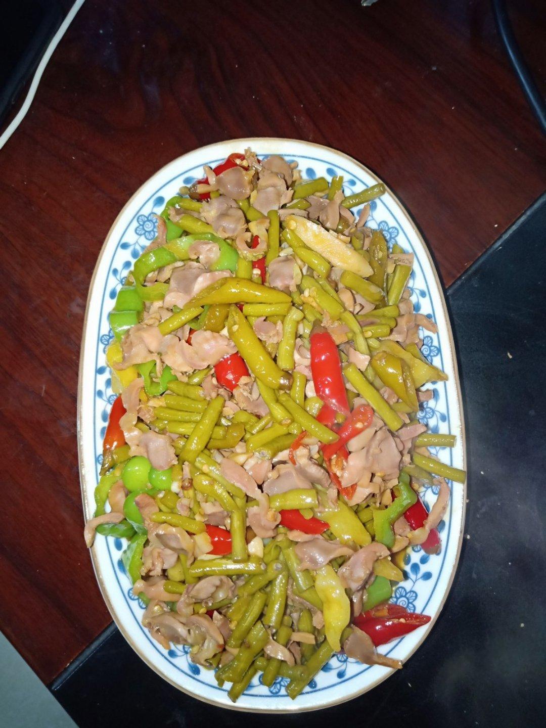 酸豆角炒鸡胗