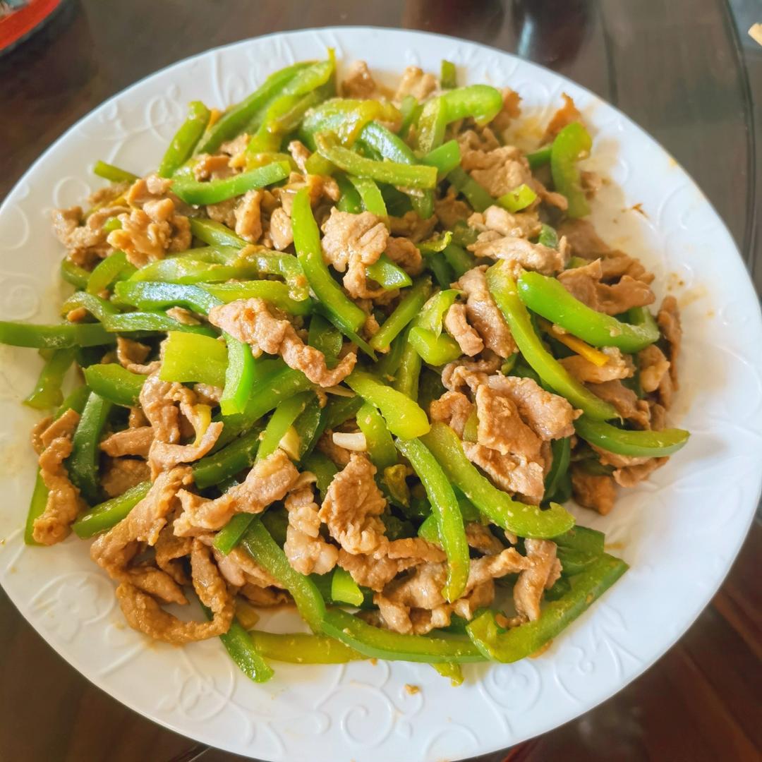 经典的家常菜，青椒炒肉丝，简单的食材也能做出如此美味
