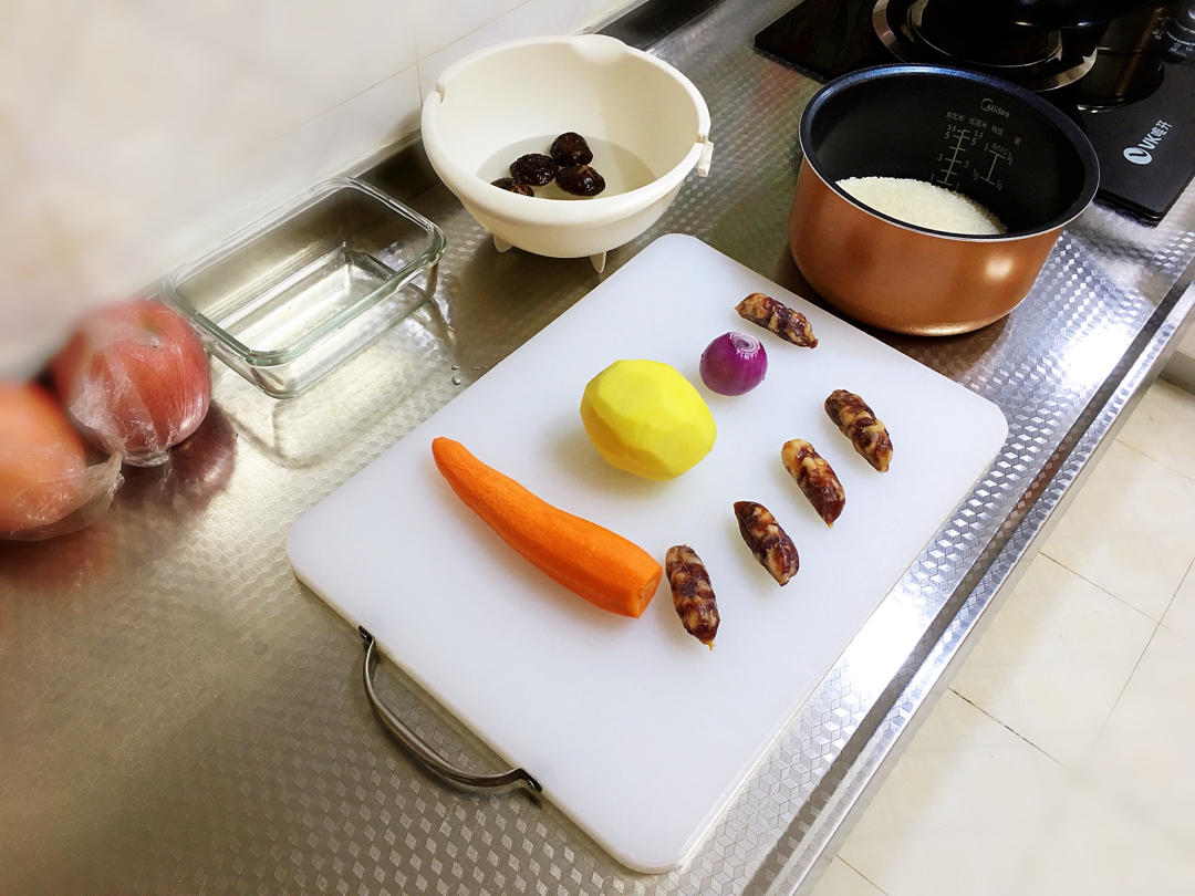排骨腊肠香菇土豆胡萝卜闷饭电饭锅版