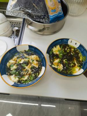 紫菜虾皮蛋花汤的做法 步骤3