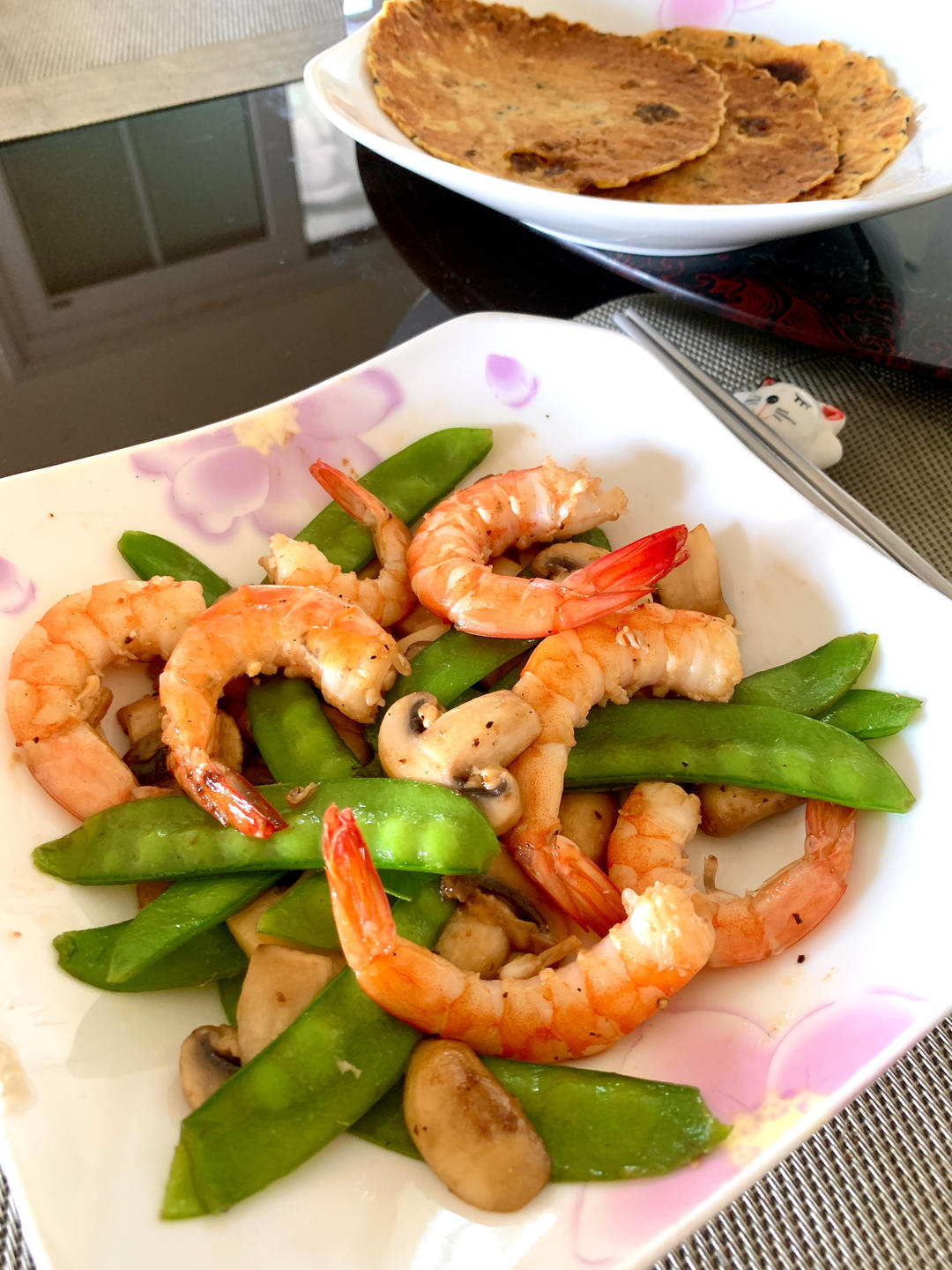 <荷兰豆口蘑虾仁>，欣小厨 😉