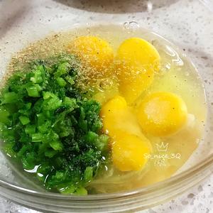 给不爱吃菠菜的小朋友和大朋友 菠菜烘蛋/菠菜鸡蛋饼的做法 步骤3