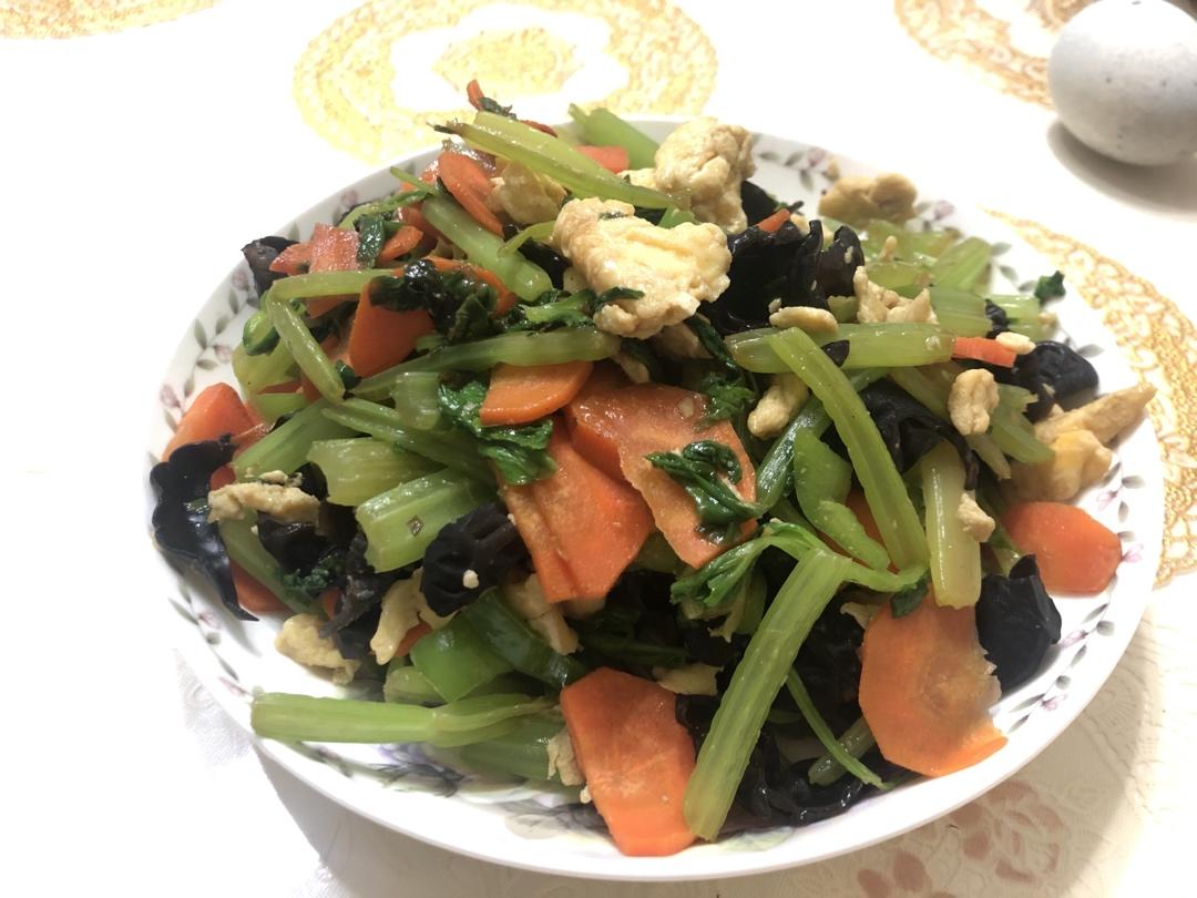 芹菜木耳炒鸡蛋