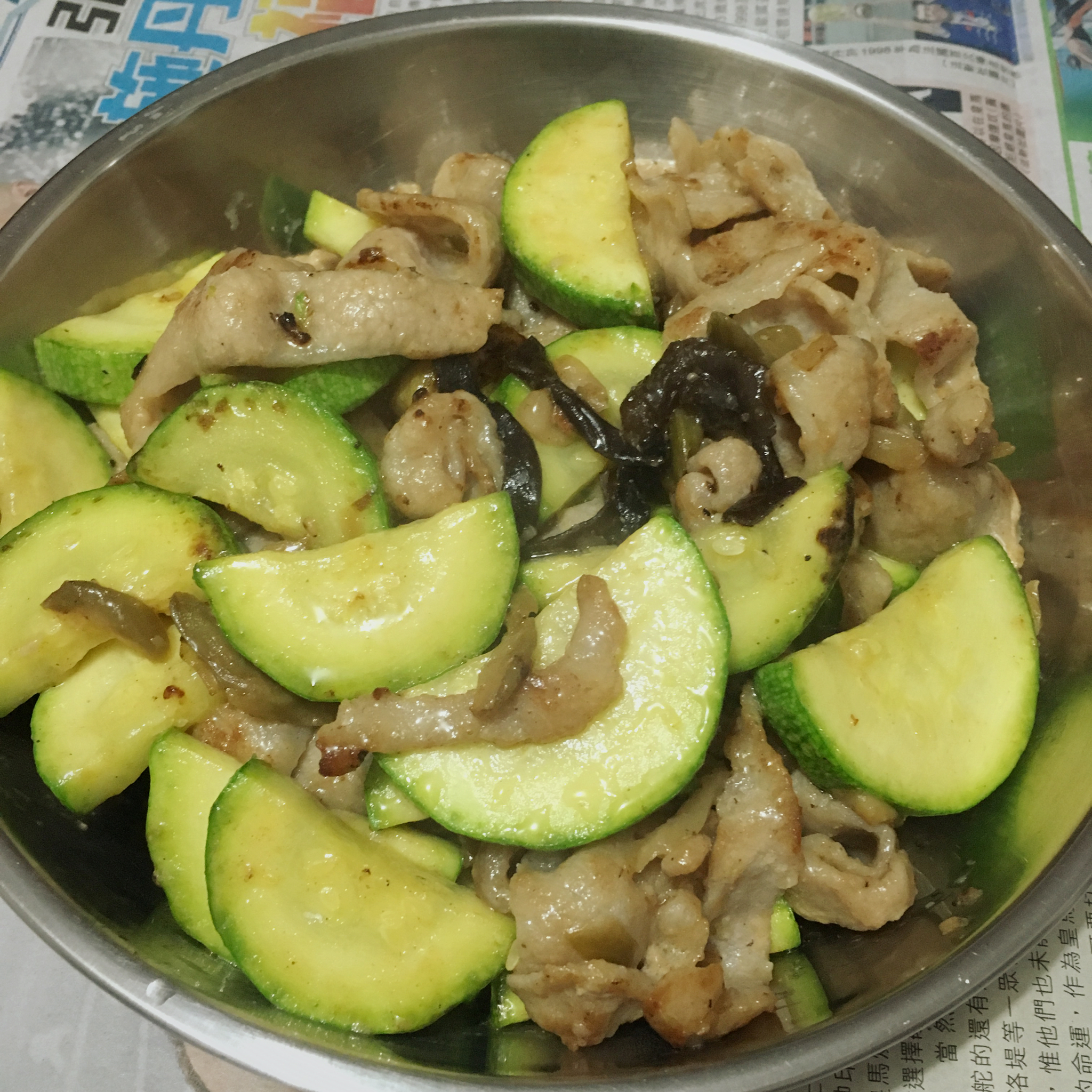 猪颈肉炒茭白