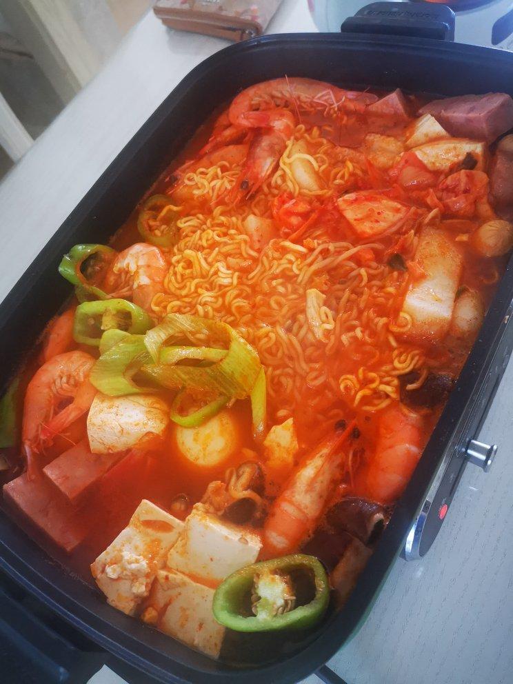 家庭版的部队火锅 口味回甘适合冬天配上啤酒🍻咕噜咕噜煮一锅^_^