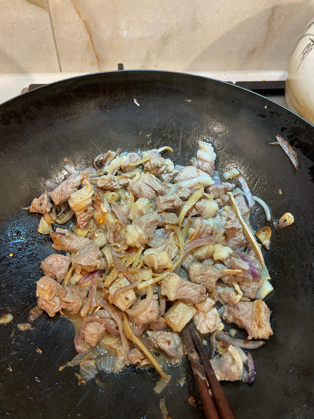 洋葱炒羊腿肉-用这个方法炒羊肉，无膻味还不柴，做出来的羊肉又鲜又嫩