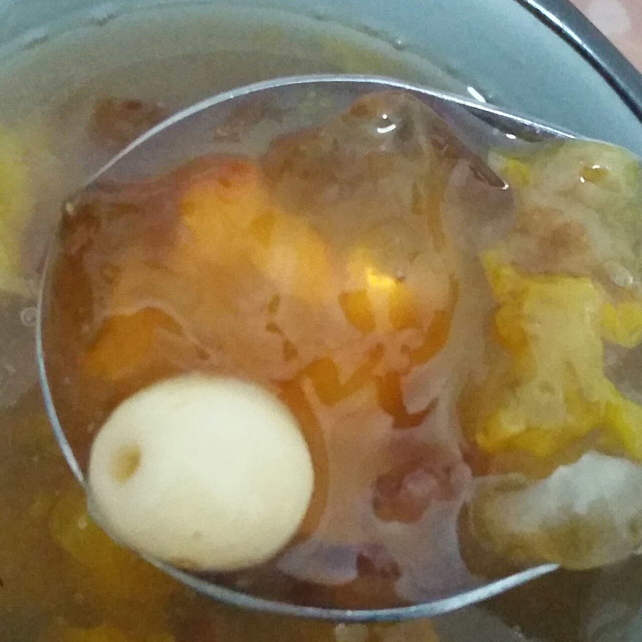 美容润肤 益气补血《桃胶皂角米百合银耳红枣羹》