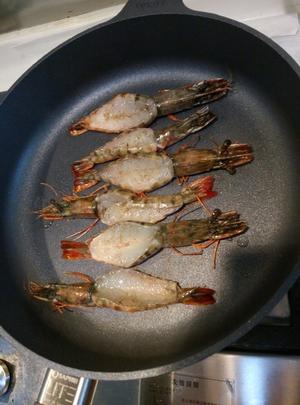平底锅煎大虾，蒜蓉味的做法 步骤6