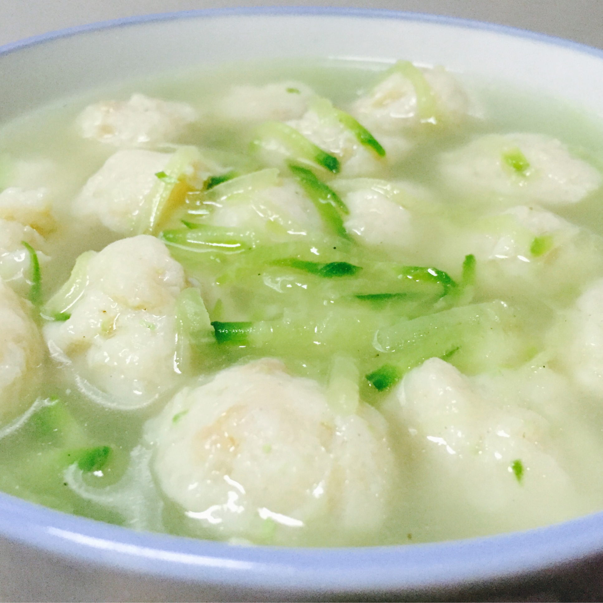 雪宁love希宝做的鱼丸萝卜丝汤百分百鱼丸