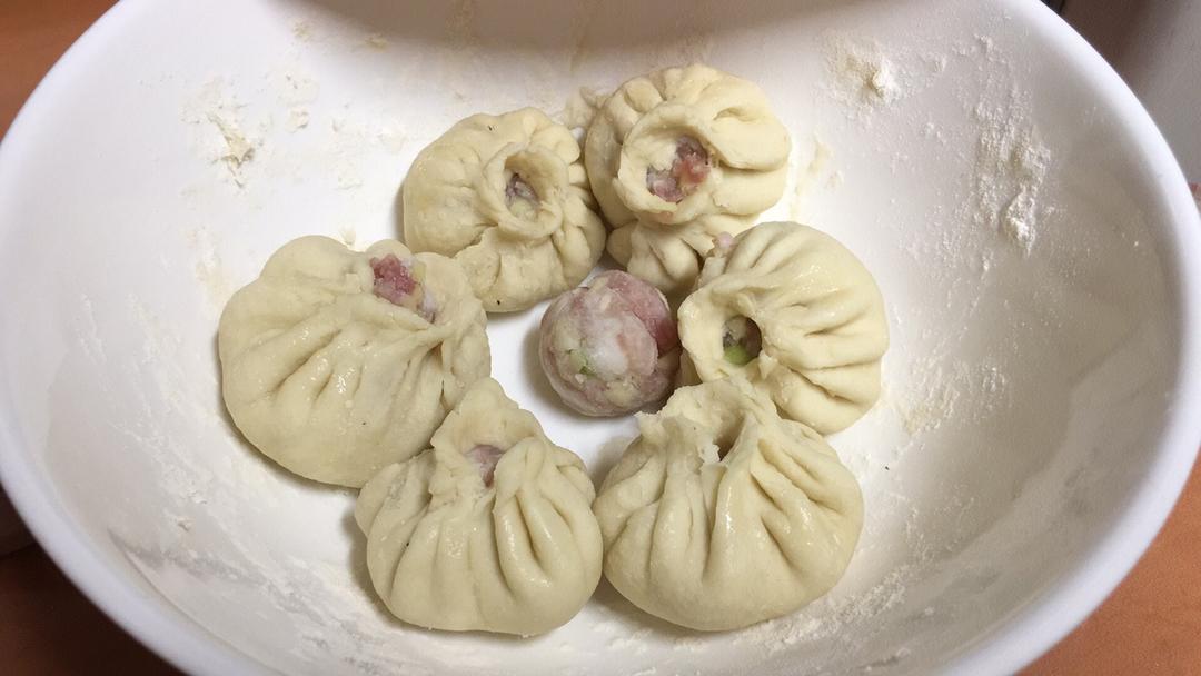 松软多汁的肉包子