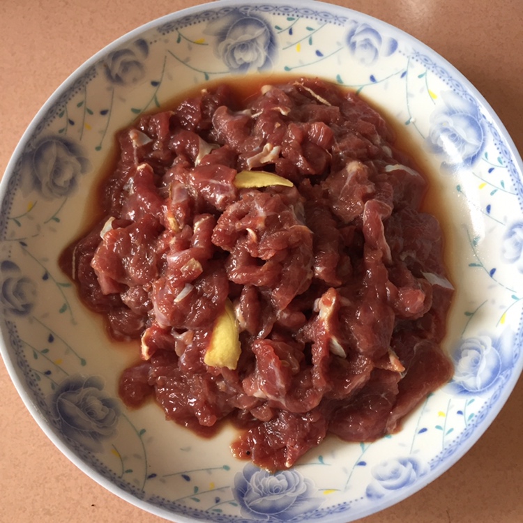 芹菜酸辣椒炒牛肉的做法 步骤1