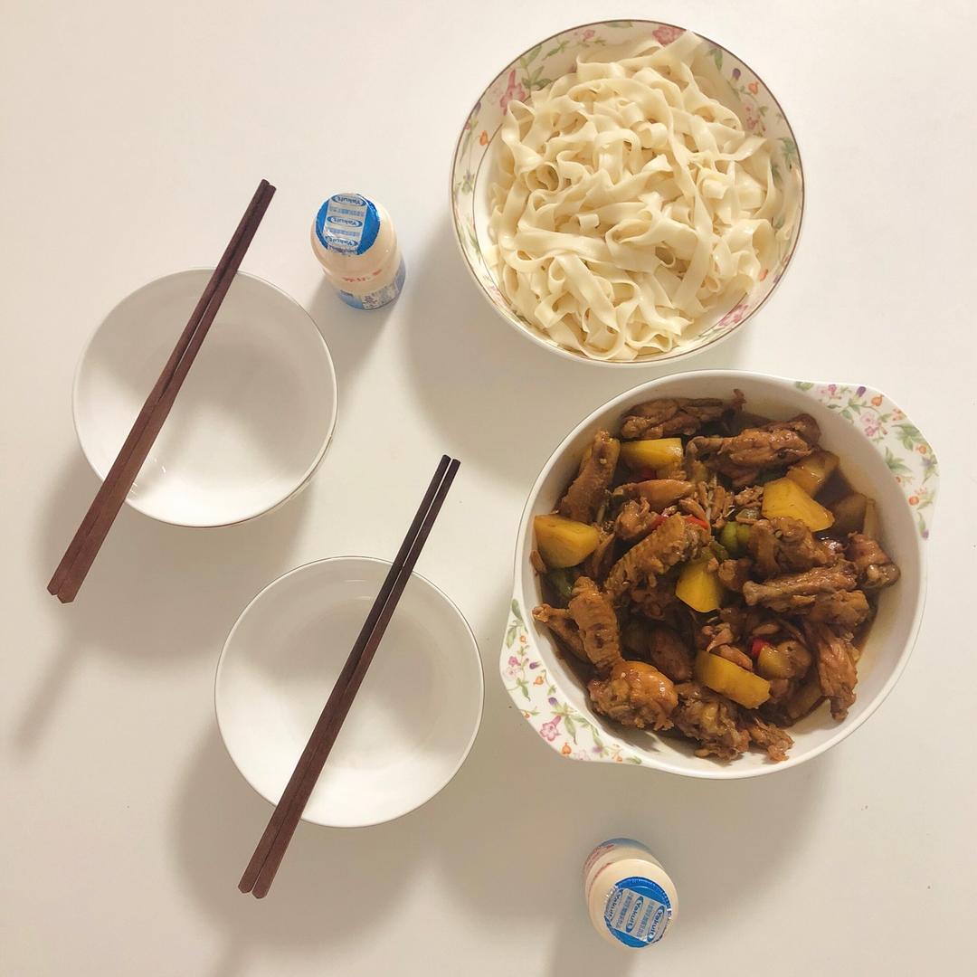大盘鸡和裤带面