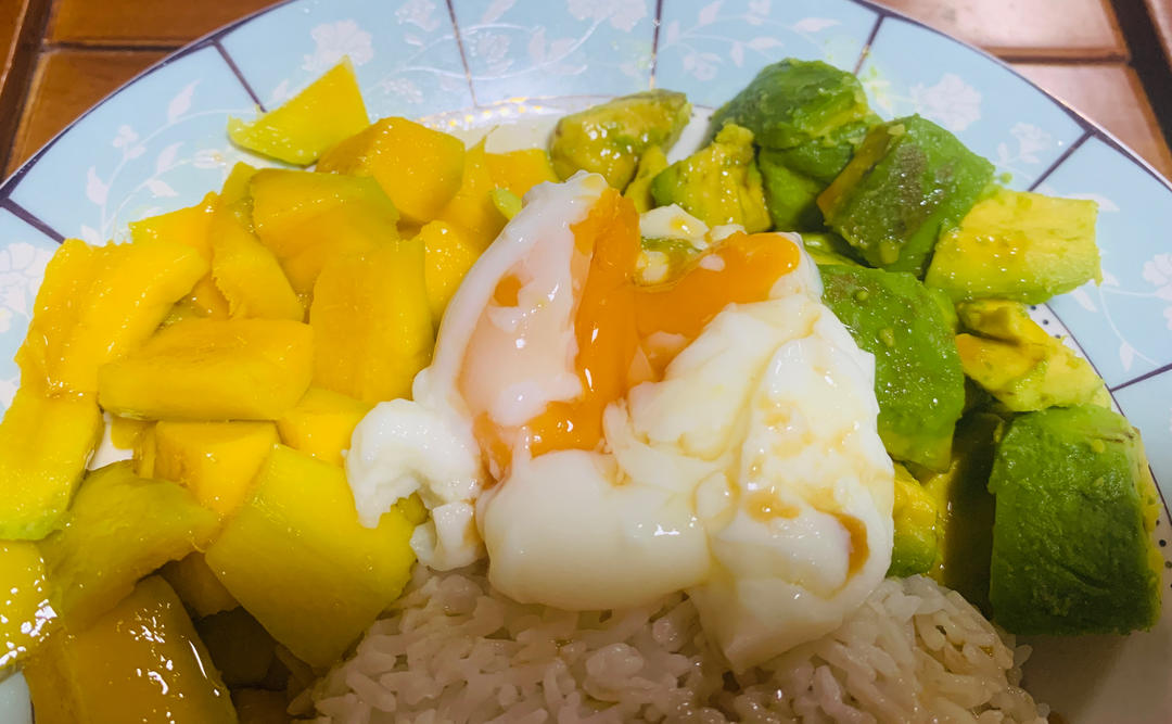 健康美味的牛肉大虾波奇饭！！牛油果和芒果一口包的感觉太棒！