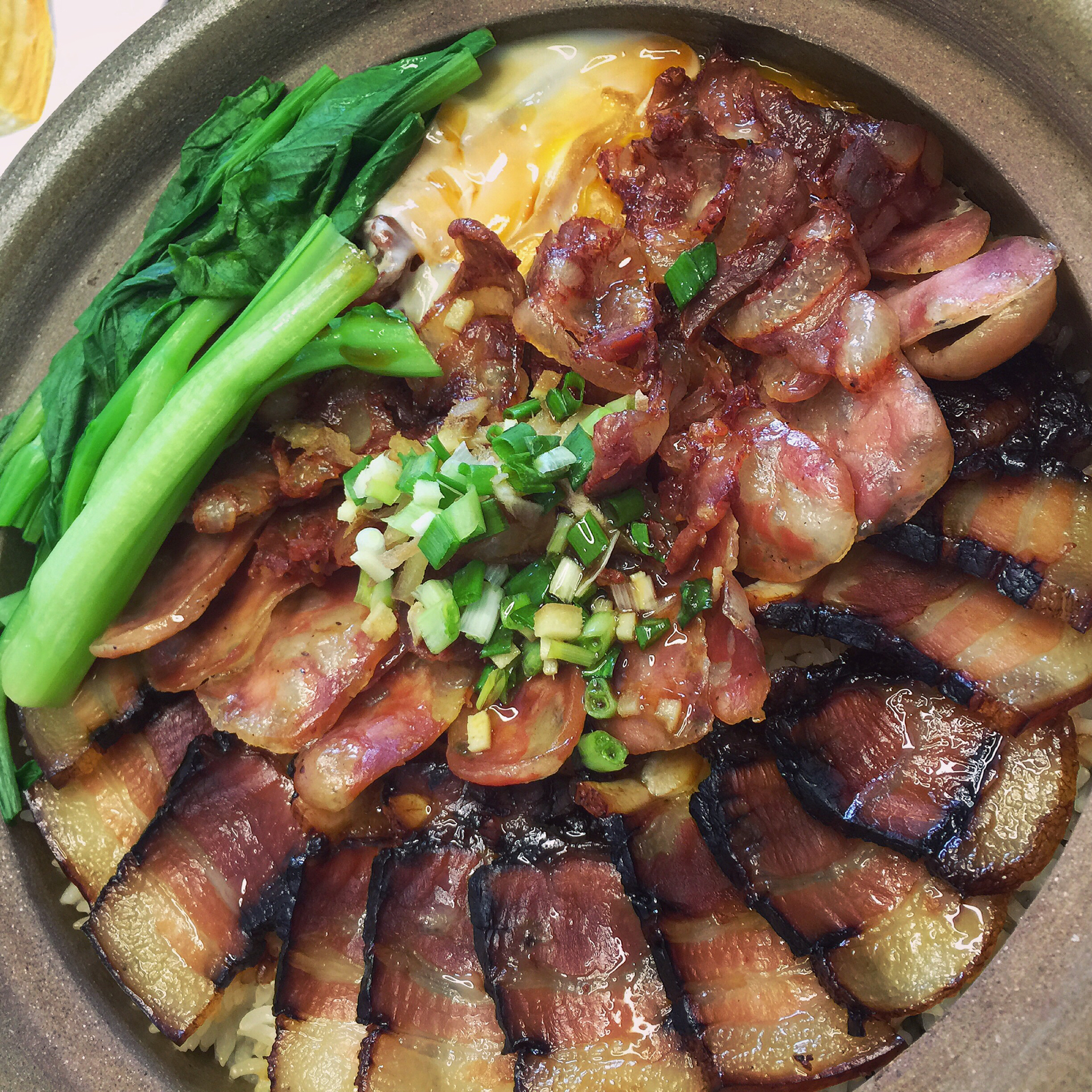 广式腊味煲仔饭