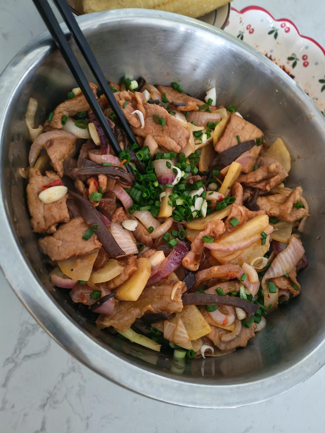 超级下饭好吃的洋葱木耳炒肉！