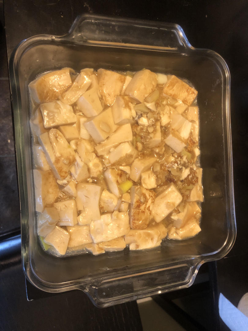 不放肉也超下饭的葱焖豆腐
