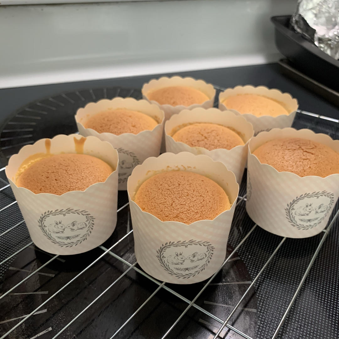 软萌软萌的古早味纸杯蛋糕