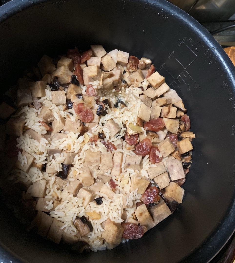 西洛13ht做的电饭煲美食香菇腊肠芋头饭