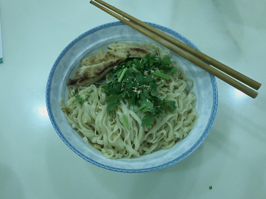 想不好吃都难的——酸甜清爽青柠鸡胸肉凉面！gif小动图
