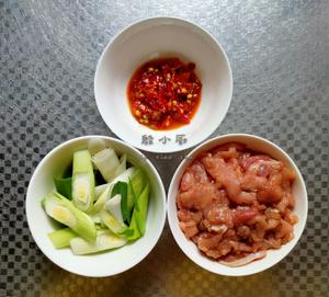 剁椒儿菜炒肉——脆辣可口的做法 步骤2