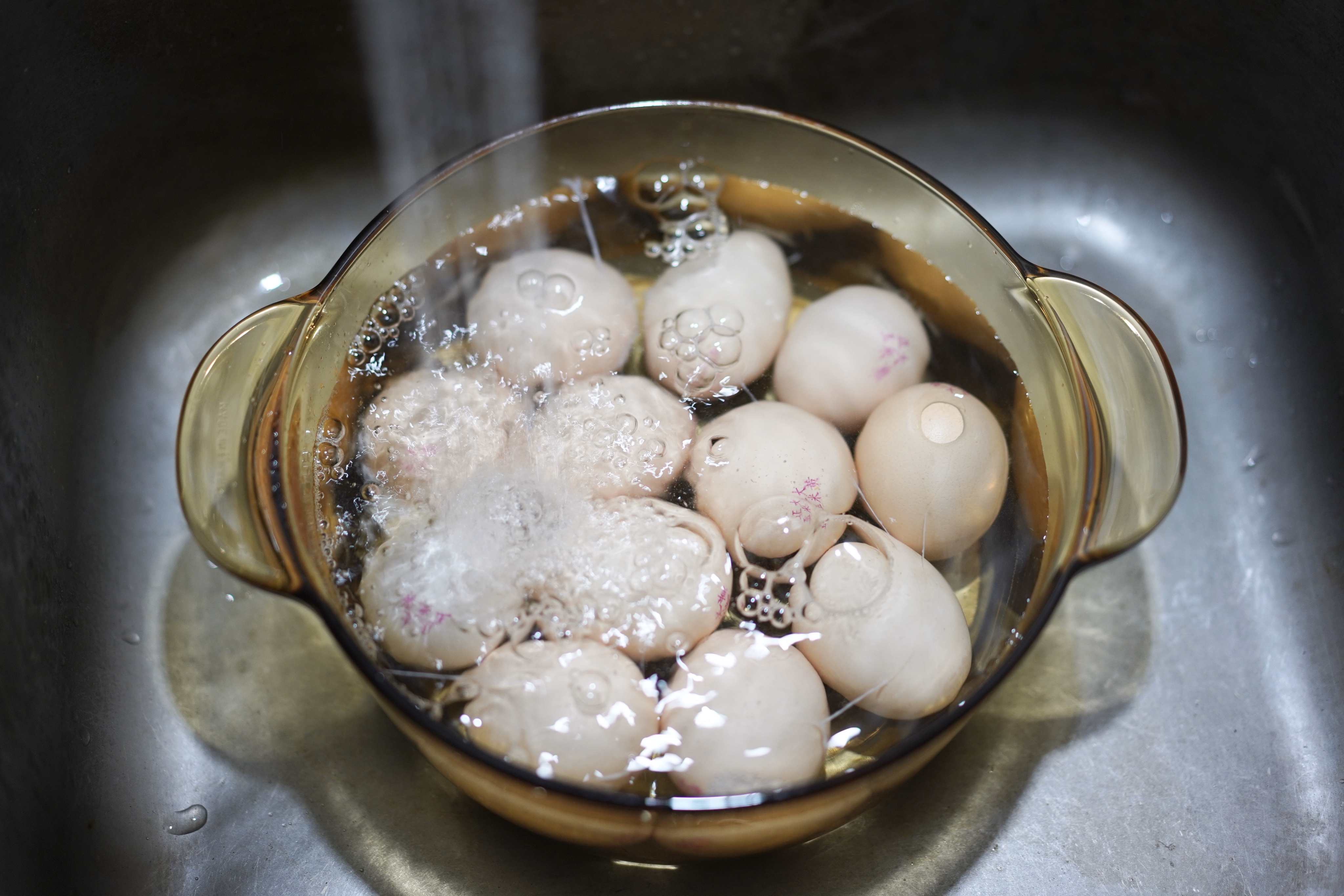 【正大钱食谱】从小吃到大的龙井茶叶蛋的做法 步骤2