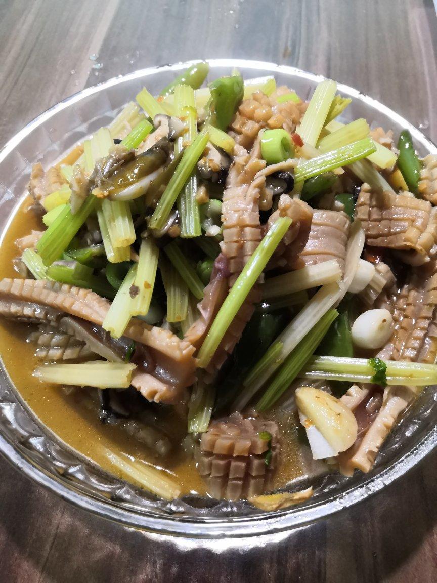 鱿鱼花炒芹菜
