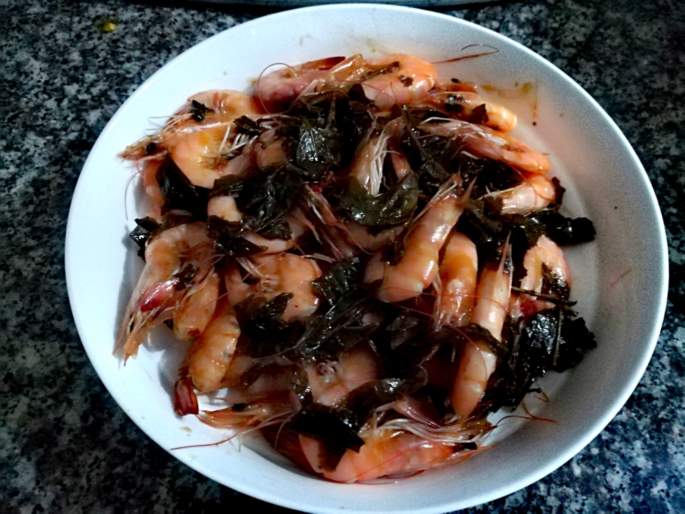 茶叶焖虾的做法
