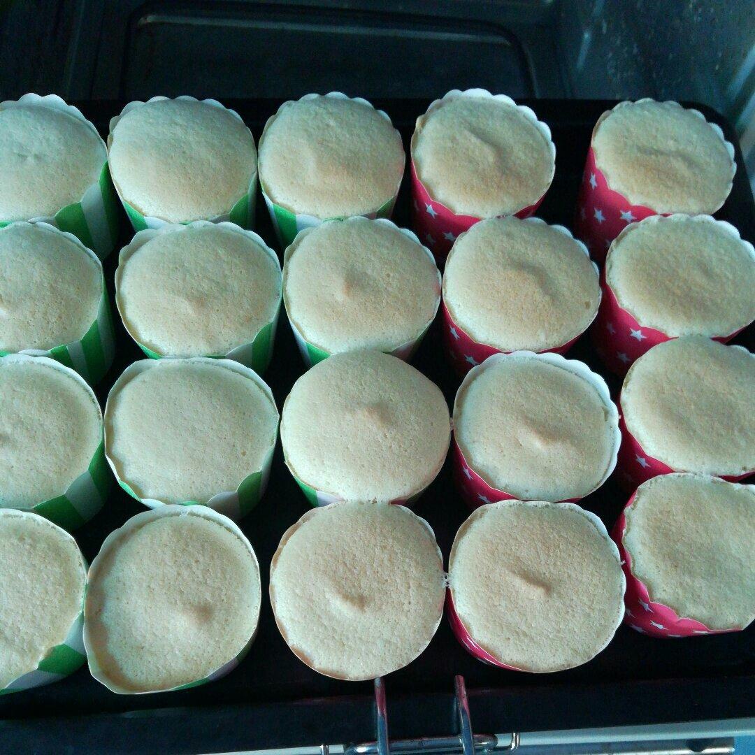 戚风杯子蛋糕^_^不开裂不回缩喔～