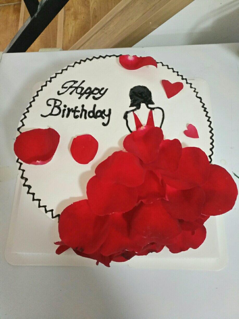 玫瑰花瓣生日蛋糕